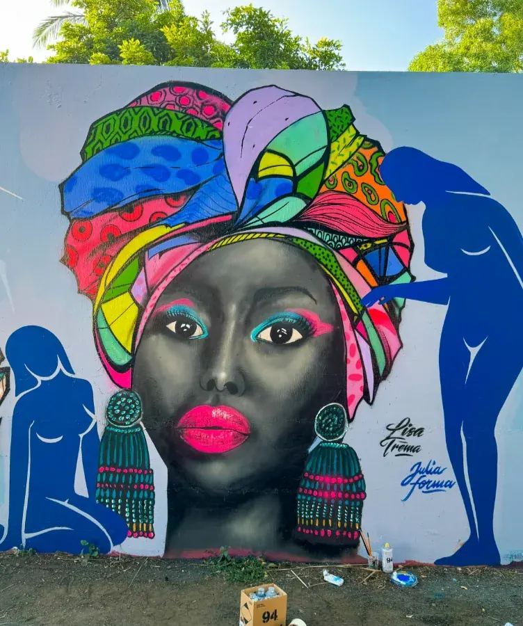 Fresque graffiti à La Réunion - portrait de femme en collaboration avec Julia Forma