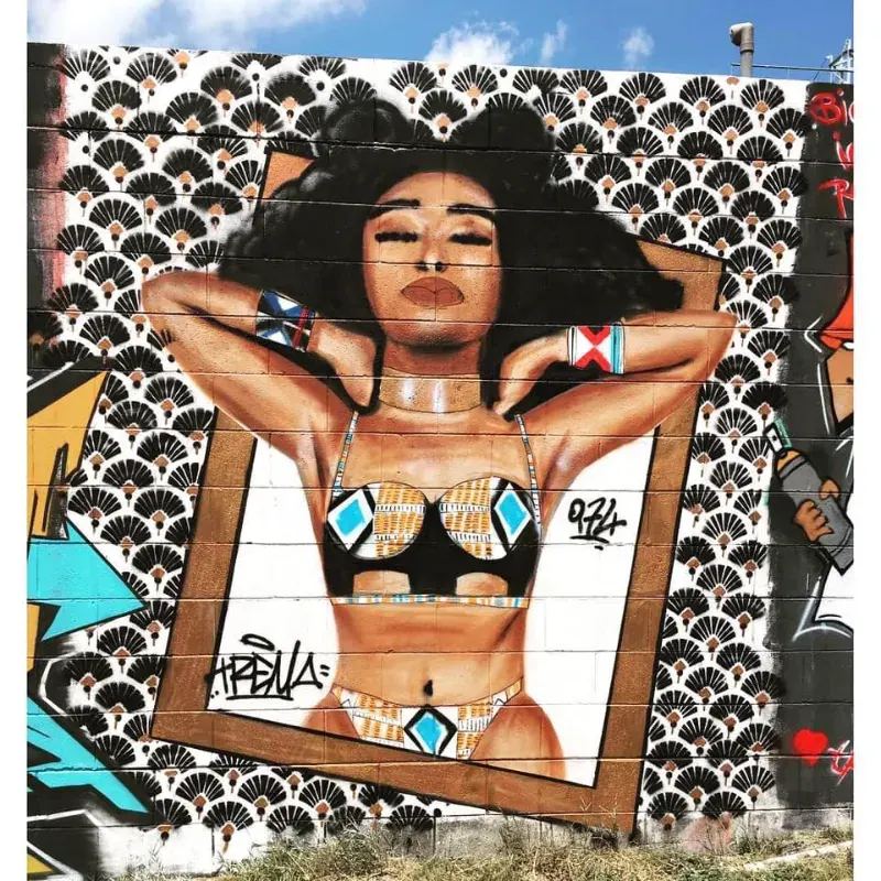 Fresque murale graffiti à La Réunion 974 - portrait de femme street art