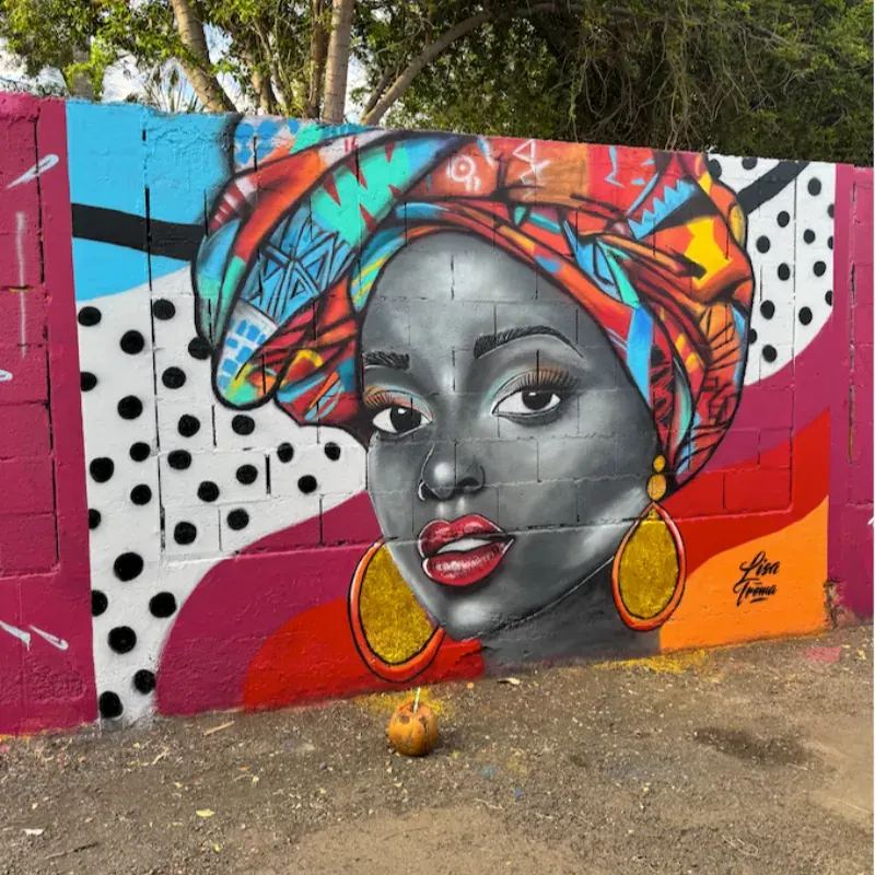 Fresque murale street art à La Réunion - portrait de femme au turban rouge