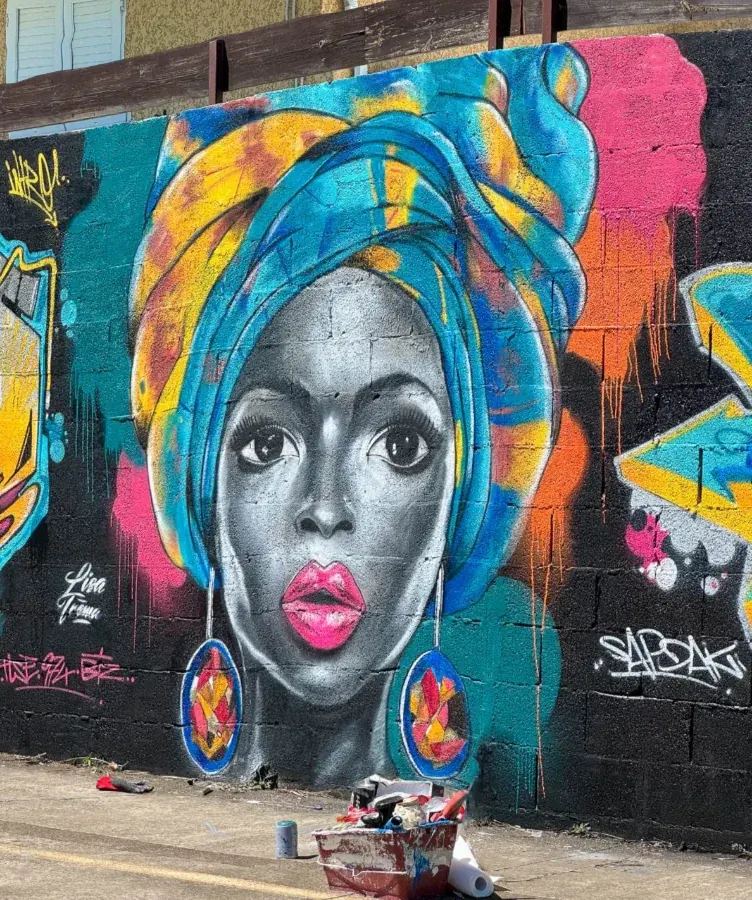 Graffiti muraliste à La Réunion - portrait de femme au turban bleu street art