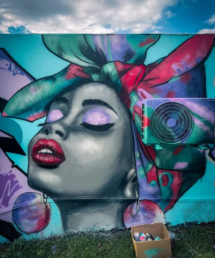 Peinture murale tropicale à La Réunion - portrait de femme aux couleurs vives