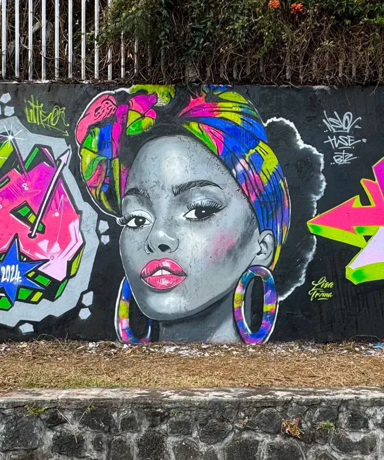 Street art graffiti à La Réunion - portrait de femme au turban multicolore