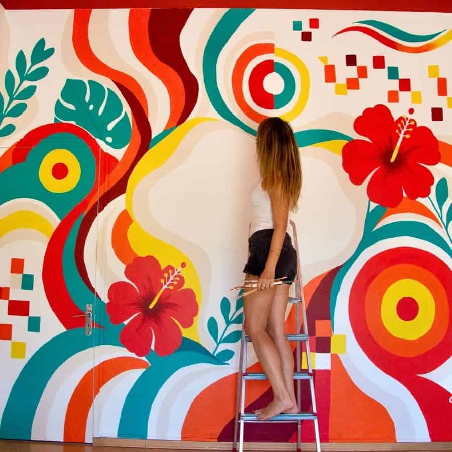 Fresque murale tropicale à La Réunion - motifs abstraits, hibiscus et vagues colorées par Lisa Trema